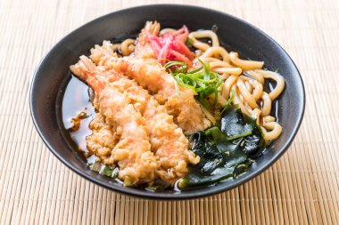 Udon ramen noodle ile karides tempura 
