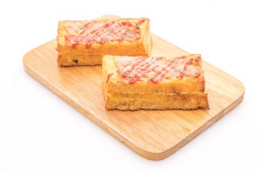 Croque monsieur pastırmalı yumurta soslu sandviç.
