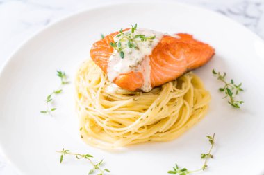 Kızarmış som balığı spagetti