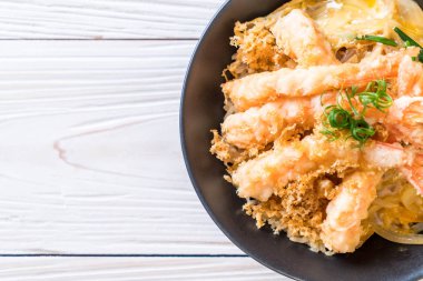 kızarmış karides tempura üzerinde pirinç kase tepesinde