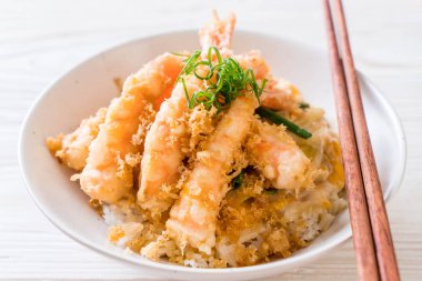 kızarmış karides tempura üzerinde pirinç kase tepesinde