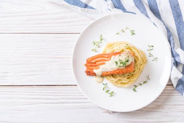 Kızarmış som balığı spagetti