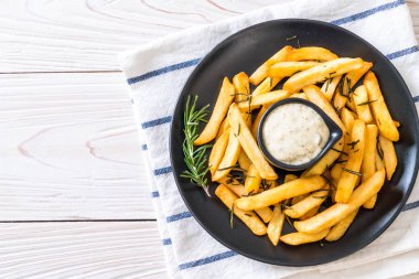 Soslu patates kızartması.