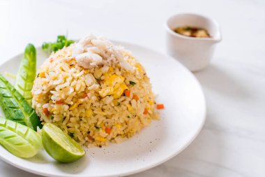 Yengeç kızarmış pilav