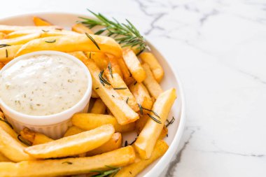 Soslu patates kızartması.