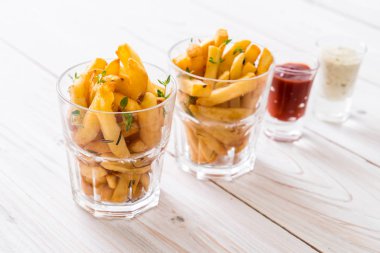 Soslu patates kızartması.