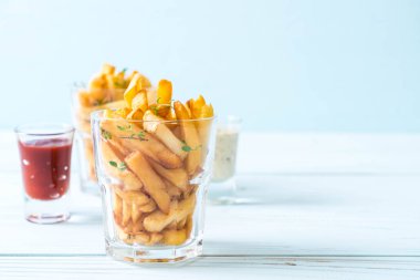 Soslu patates kızartması.