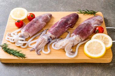 taze ahtapot veya mürekkep ahşap tahta üzerinde ham