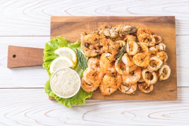 soslu kızarmış deniz ürünleri (mürekkep, karides, midye)