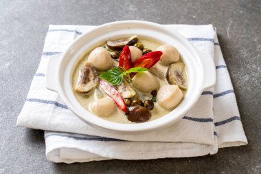 Balık topu ile yeşil köri