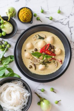 Balık topu ile yeşil köri