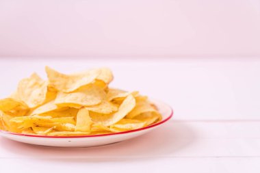 patates cipsi plaka üzerinde