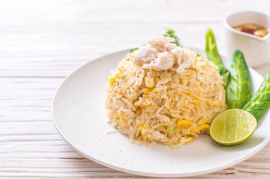 Yengeç kızarmış pilav