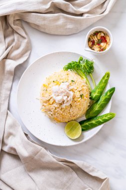 Yengeç kızarmış pilav