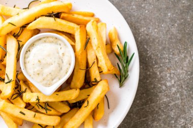 Soslu patates kızartması.