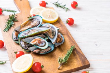 ahşap tahta üzerinde taze midye