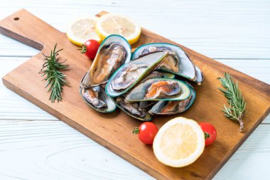 ahşap tahta üzerinde taze midye