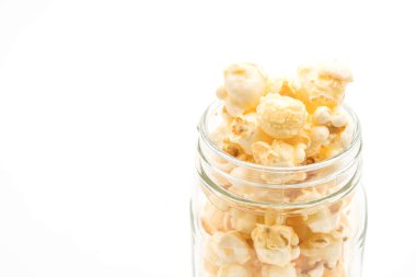 Beyaz arka plan üzerinde tatlı patlamış mısır