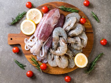 taze deniz ürünleri ham (karides, mürekkep) ahşap tahta üzerinde 