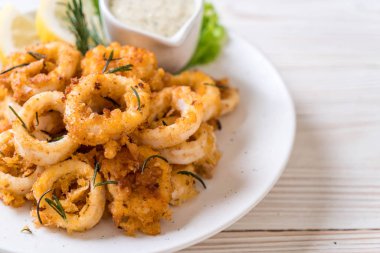 Kızarmış squids ve soslu ahtapot (kalamar)