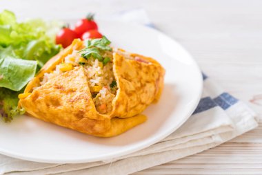 Bir omlet kaydırma aromalı Fried Rice