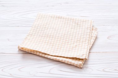 ahşap arka plan üzerinde mutfak bezi (peçete)