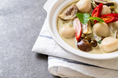 Balık topu ile yeşil köri