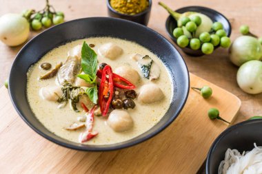 Balık topu ile yeşil köri