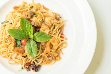 Tavada kızartılmış spagetti ve kurutulmuş gurami