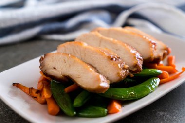 Yeşil bezelye ve havuç ile ızgara tavuk