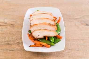 Yeşil bezelye ve havuç ile ızgara tavuk