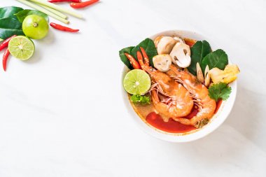 Tom Yum Goong baharatlı ekşi çorbası