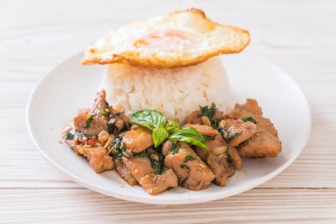 fesleğen pilav ve kızarmış yumurta ile tavada kızartılmış domuz eti