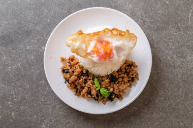 fesleğen pilav ve kızarmış yumurta ile tavada kızartılmış domuz eti