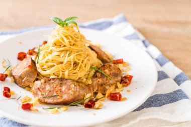 Sai Aua (Notrhern Tay baharatlı sucuk ile tavada kızartılmış spagetti)