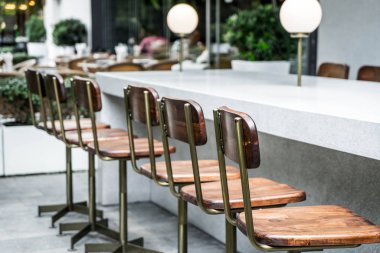 açık bar üzerinde boş sandalye