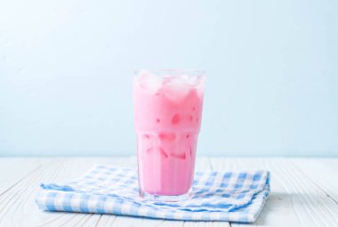 pembe çilek milkshake
