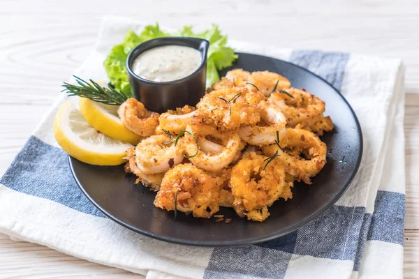 Cumi-cumi goreng atau gurita (calamari) dengan saus — Stok Foto