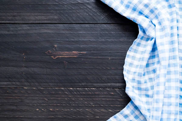 Кухонная ткань (салфетка) на деревянном фоне — стоковое фото