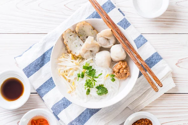 Noodles with fish ball in soup — Stock Photo, Image