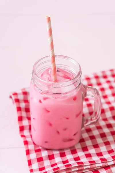 Batido de morango rosa — Fotografia de Stock