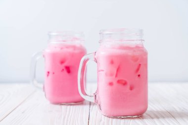 pembe çilek milkshake