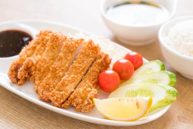Japon derin kızarmış domuz pirzola (tonkatsu kümesi)