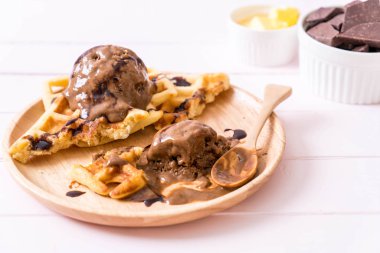 Çikolatalı dondurma waffle ile