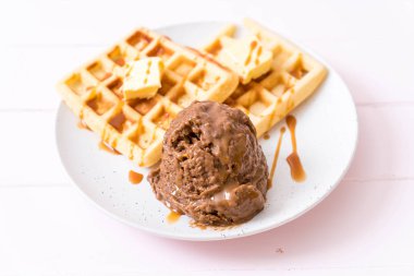Çikolatalı dondurma waffle ile
