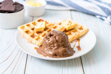 Çikolatalı dondurma waffle ile