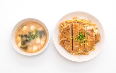 Kızarmış domuz pirzola tabağı (Katsudon)