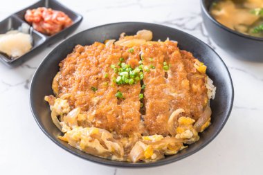 Kızarmış domuz pirzola tabağı (Katsudon)