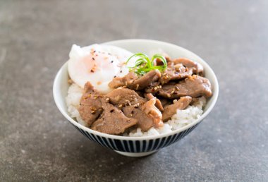 yumurta ile tepesinde pirinç Sarımsak soslu tavada kızartılmış domuz eti