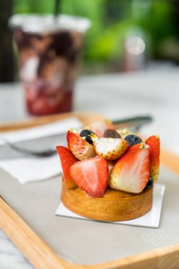 yakın çekim çilekli tart 